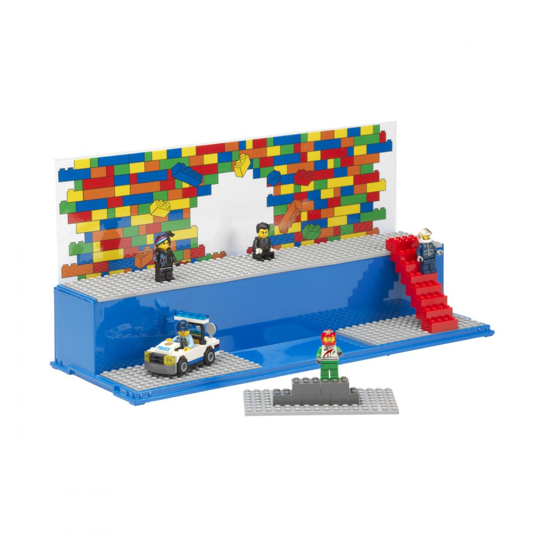 niebieska gablotka na LEGO z platformą i kolorowym tłem do ekspozycji figurek i pojazdów