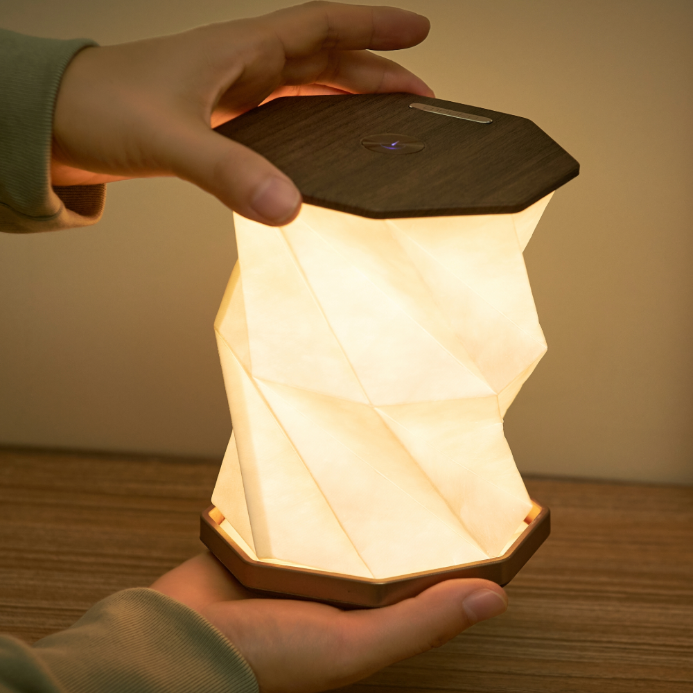 Gingko Design sześciokątna lampa stołowa z drewnianą podstawą i miękkim światłem do wnętrz