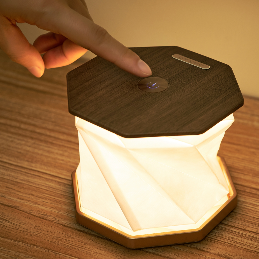 Gingko Design sześciokątna lampa stołowa z drewnianą pokrywą i papierowym abażurem dotykana palcem