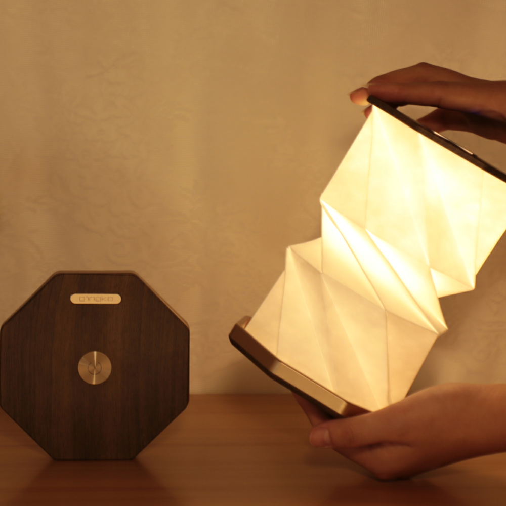 Gingko Design sześciokątna lampa stołowa z drewnianą podstawą i rozkładaną białą abażurą