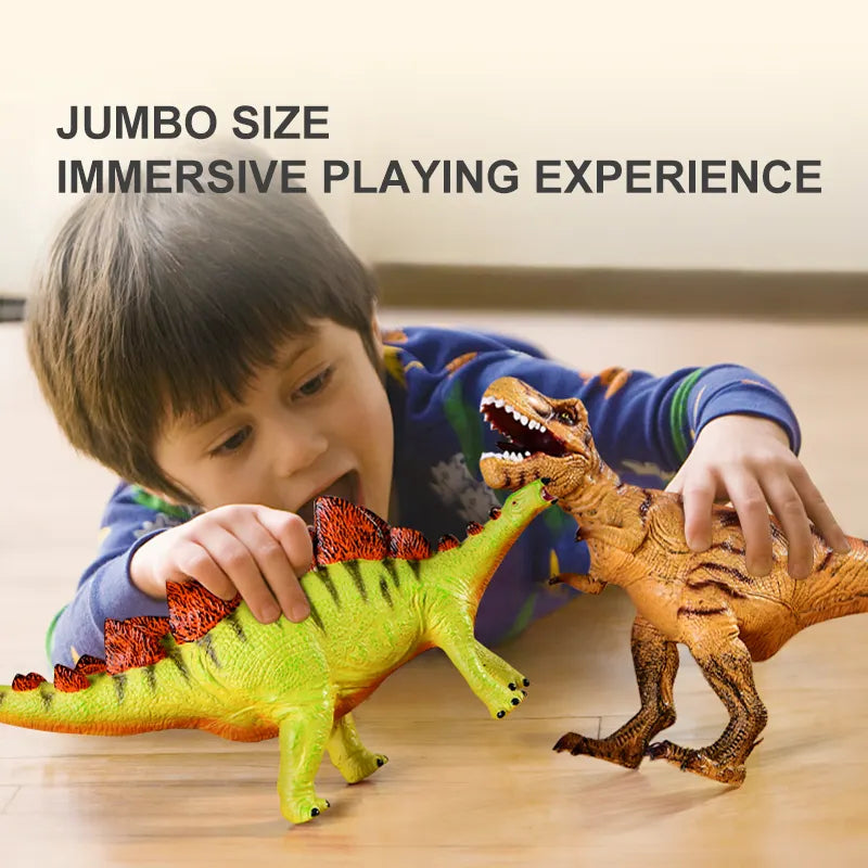 Chłopiec bawiący się figurką T-Rex ręcznie malowaną i zielonym dinozaurem z czerwonymi grzebieniami