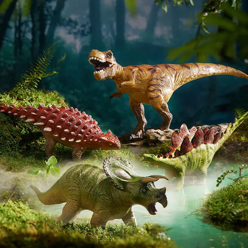 Figurka triceratops ręcznie malowana wśród realistycznych figurek dinozaurów w lesie