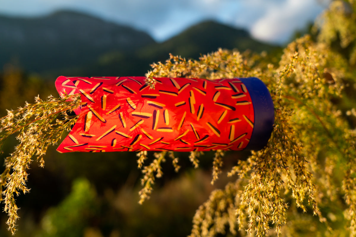 Rzutka Waboba Airlyft w czerwonym kolorze z wzorem, na tle zielonych roślin i gór