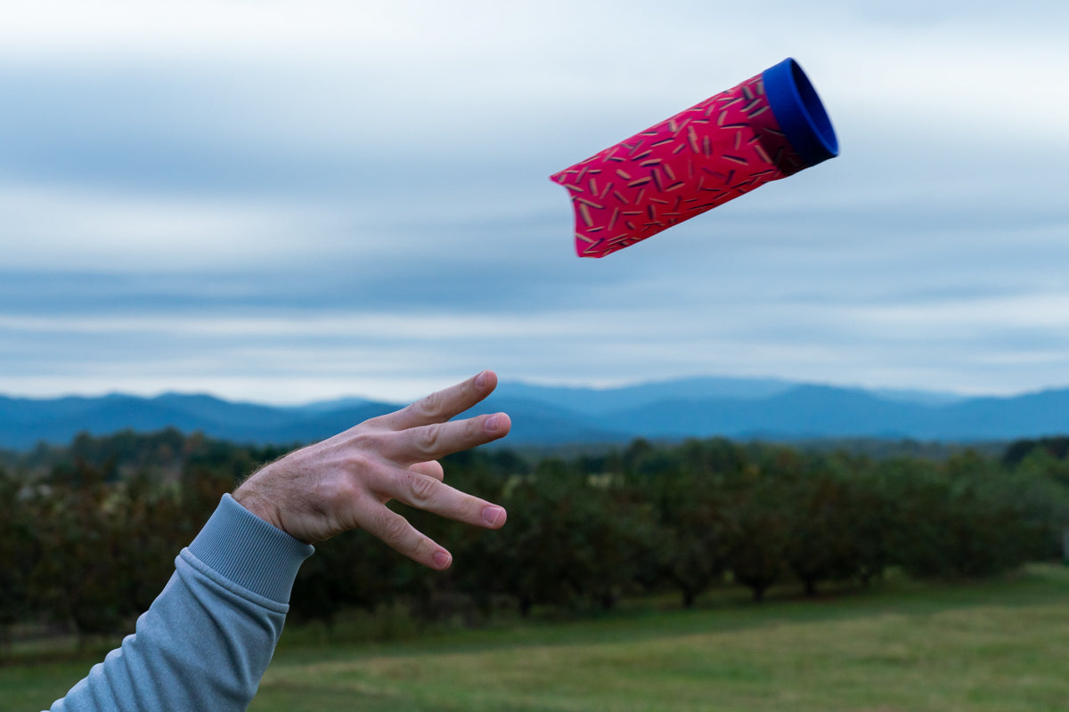 Rzutka Waboba Airlyft w locie podczas rzutu na tle natury i nieba