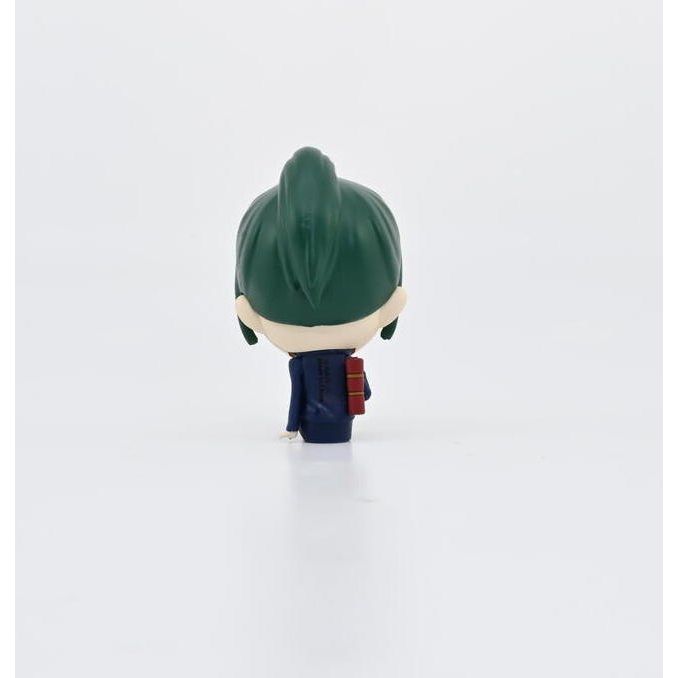 Figurka bobble head Jujutsu Kaisen z zielonymi włosami widziana od tyłu