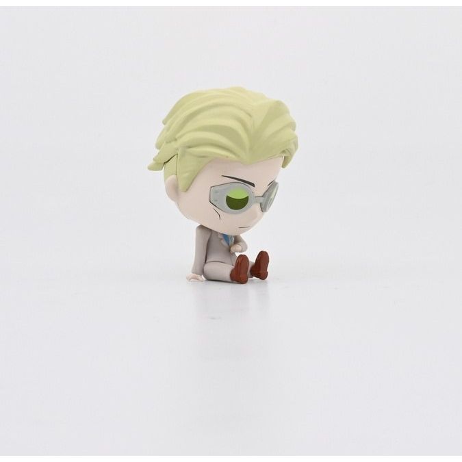 Figurka bobble head Jujutsu Kaisen z blond włosami i zielonymi okularami siedząca na białym tle