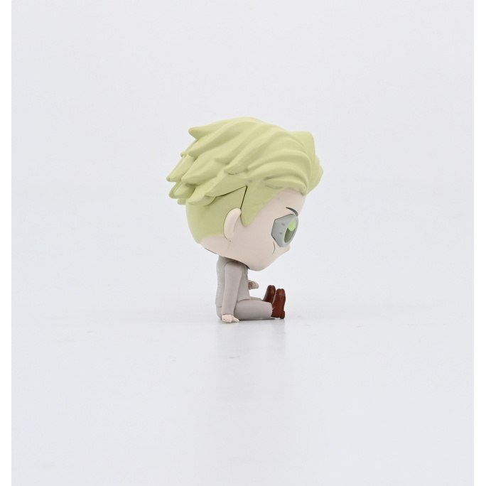 Figurka bobble head Jujutsu Kaisen z jasnozielonymi włosami i szarym strojem siedząca na białym tle