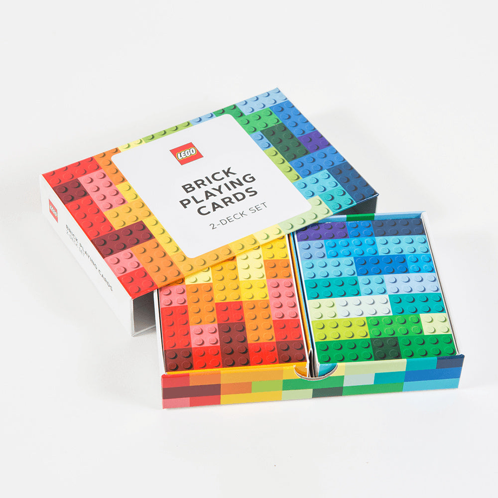 Kolorowe karty do gry LEGO w pudełku z motywem klocków na białym tle