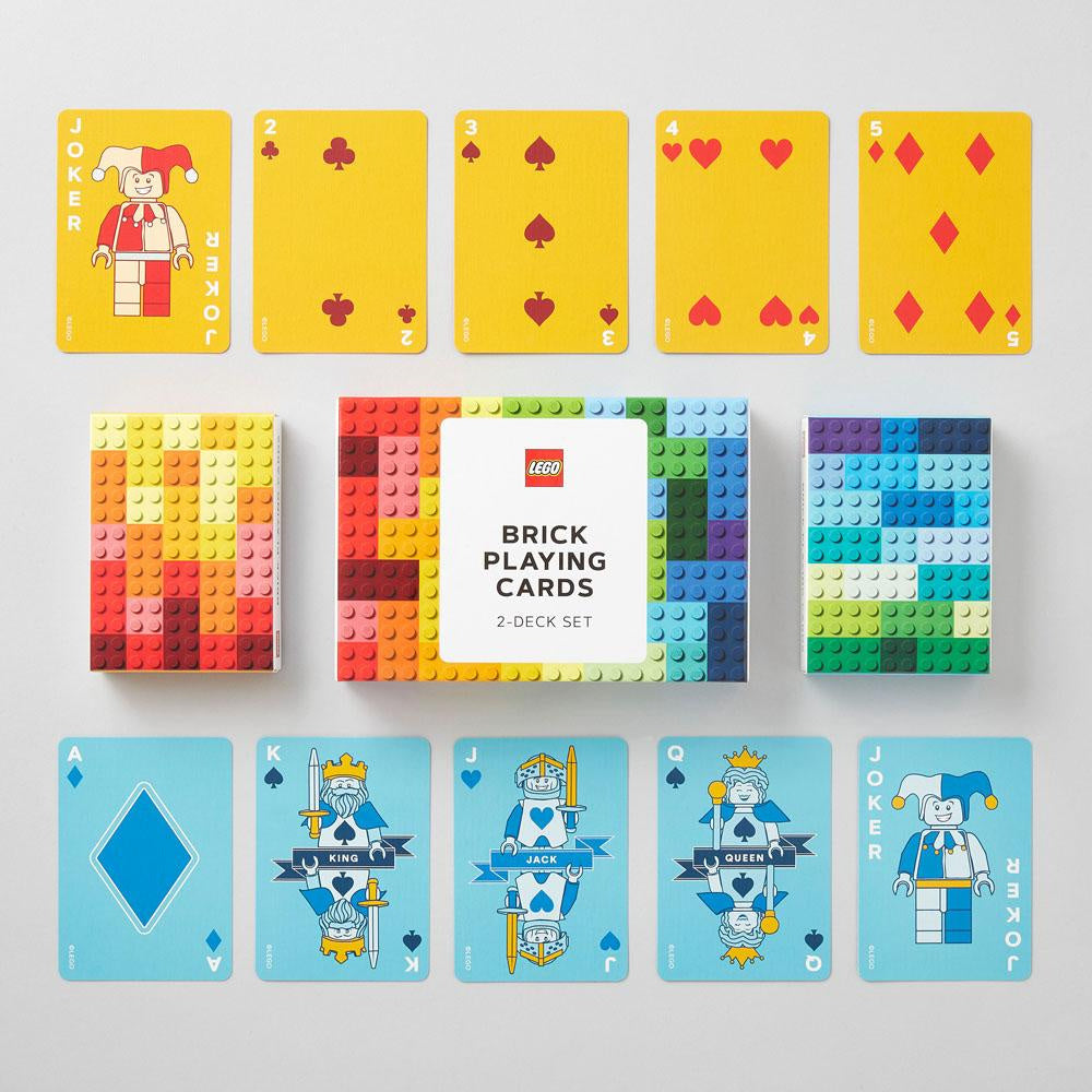 karty do gry LEGO z kolorowymi ilustracjami i dwoma zestawami kart na stole