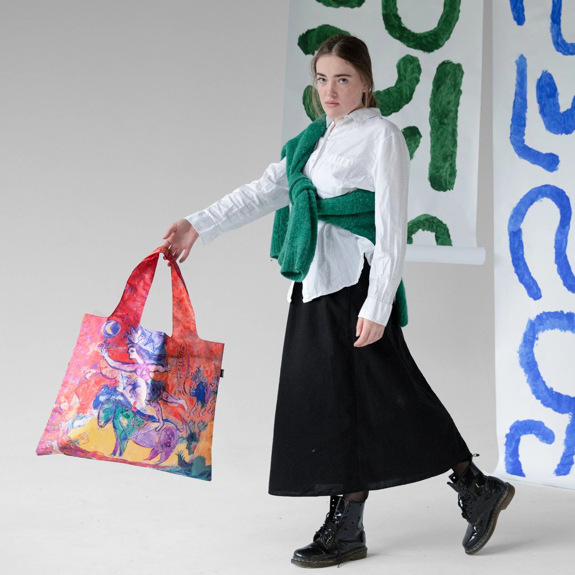 Kobieta trzymająca kolorową torbę LOQI Marc Chagall Cyrk z motywem artystycznym