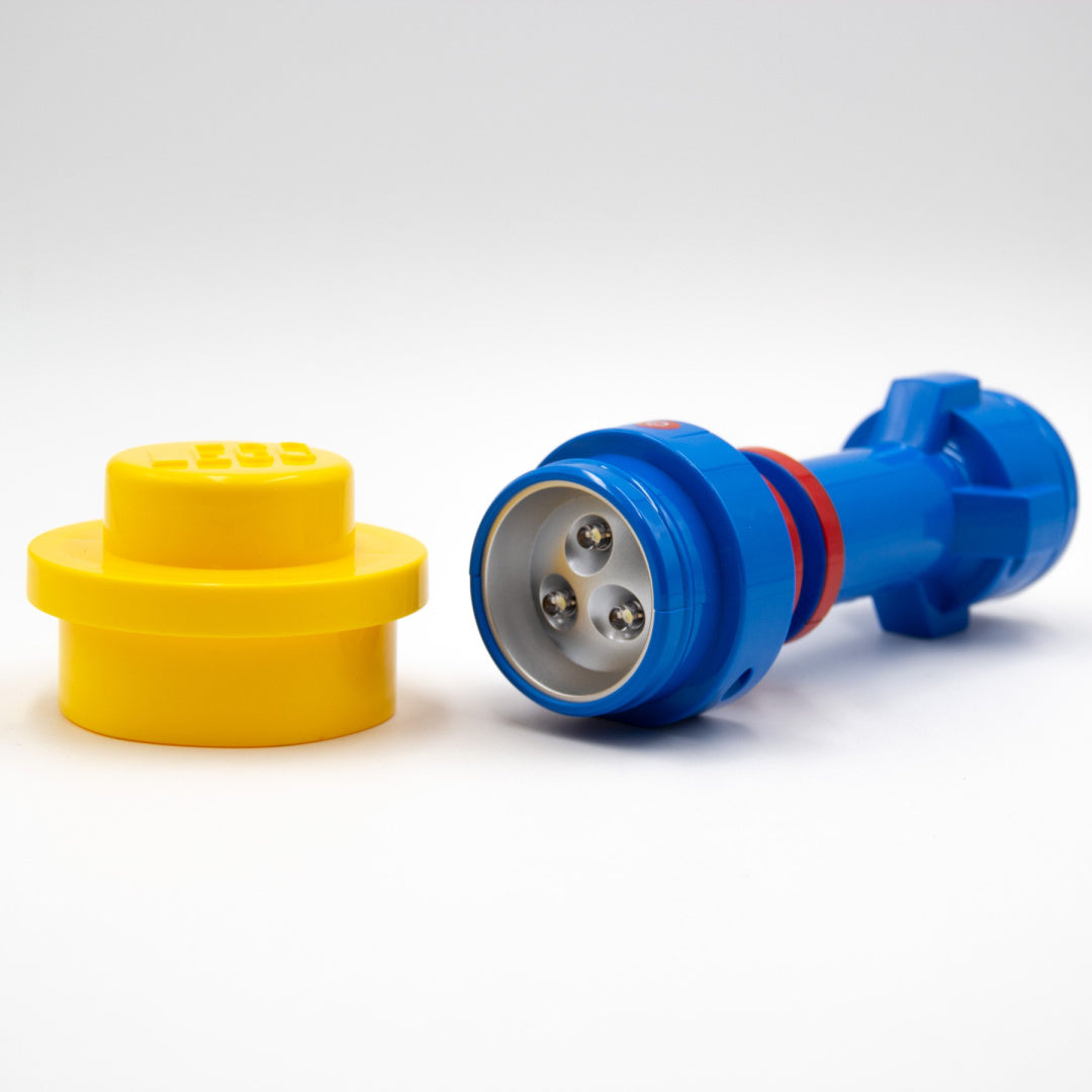 Niebieska latarka LEGO Classic niebieska z trzema diodami LED i żółtym klockiem LEGO