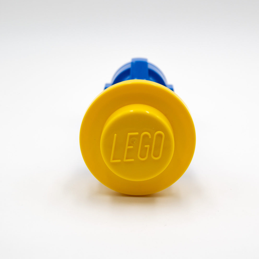 Niebieska latarka LEGO Classic niebieska z żółtym przyciskiem i logo LEGO na froncie