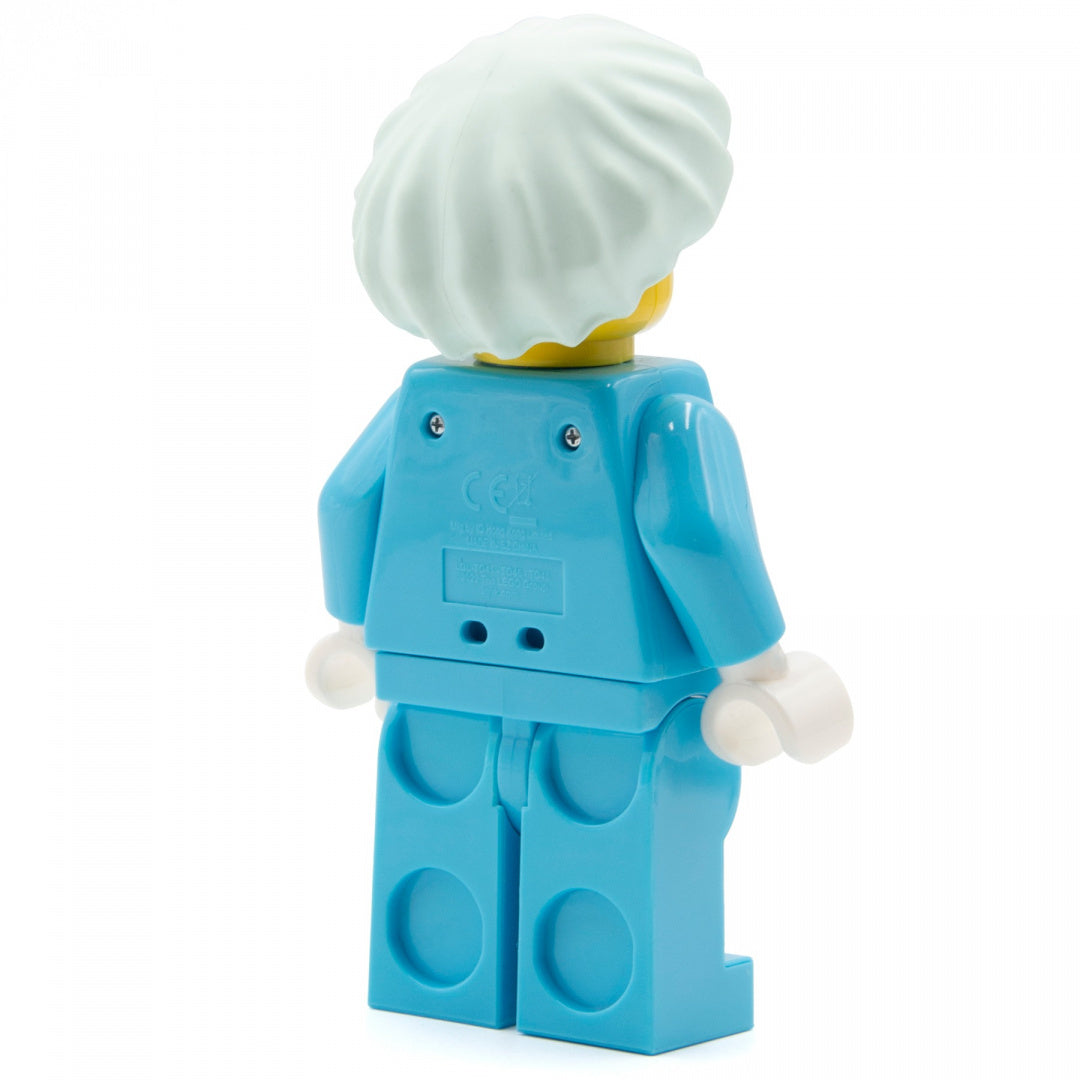 Tył figurki LEGO chirurga w niebieskim ubraniu z białą czapką latarka LEGO chirurg