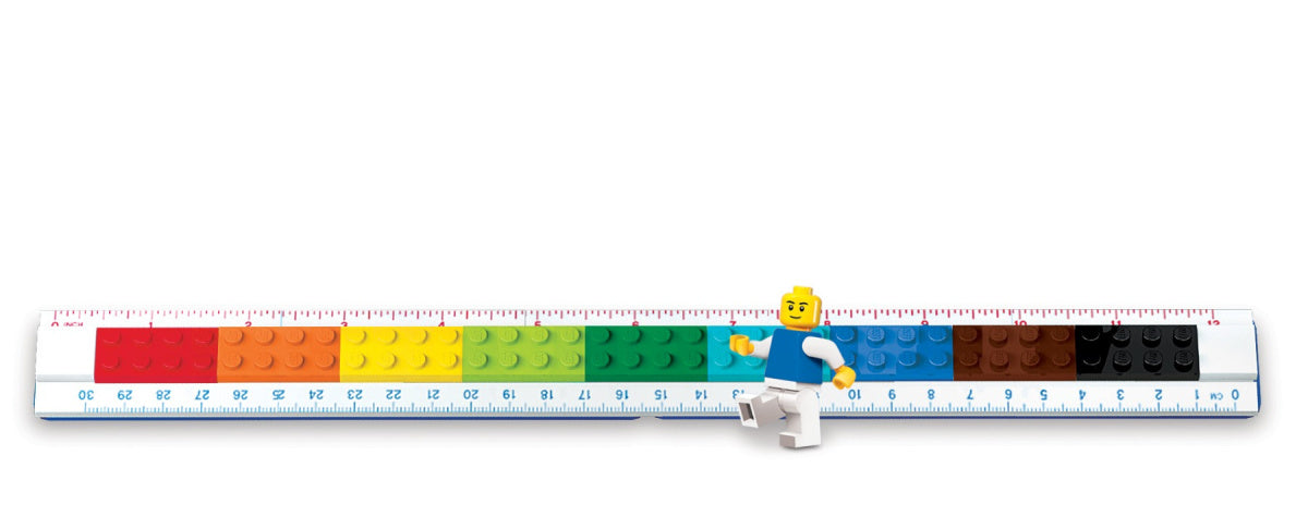 Kolorowa linijka LEGO do zbudowania z klocków i figurką minifigurki na białym tle