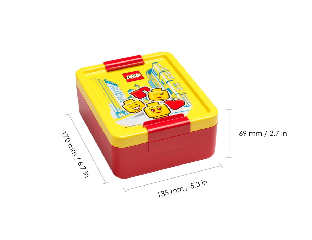 Lunchbox LEGO dla dziewczynki w kolorze żółto-czerwonym z motywem postaci LEGO i blokadą