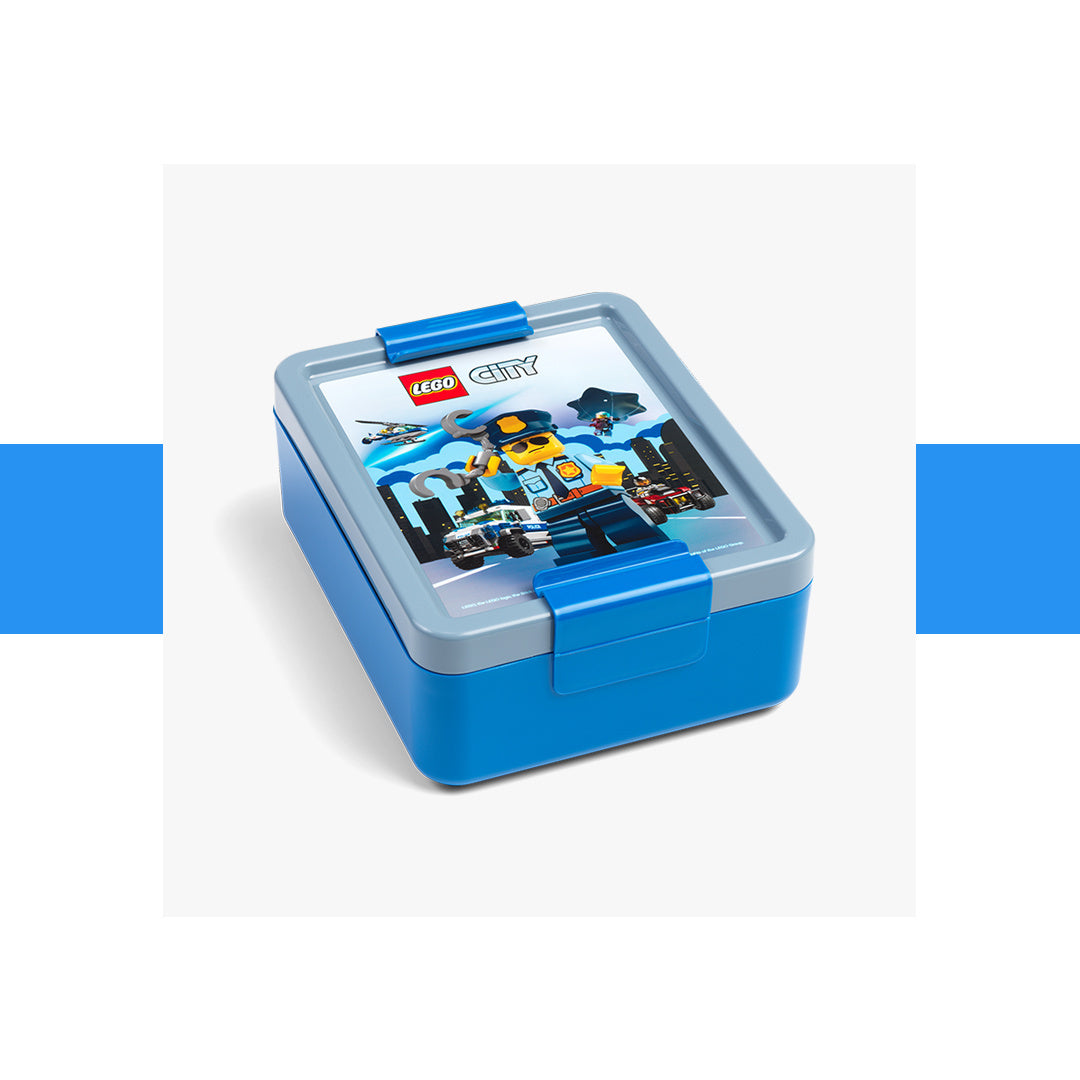 Lunchbox LEGO City w kolorze niebieskim z wizerunkiem policjanta LEGO na pokrywie