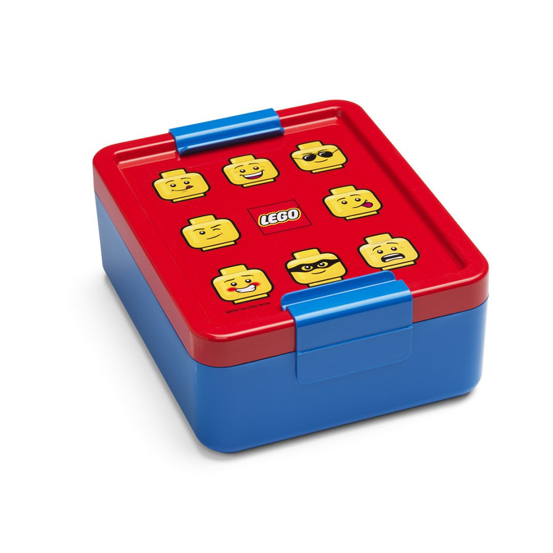 Lunchbox LEGO classic w czerwono-niebieskich kolorach z nadrukiem twarzy minifigurek LEGO