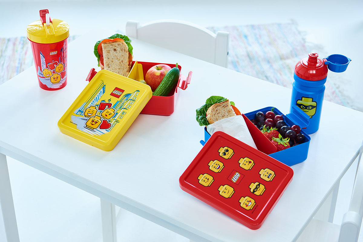 Lunchbox LEGO classic w kolorze czerwonym i żółtym z pojemnikami na jedzenie i bidonami na stół
