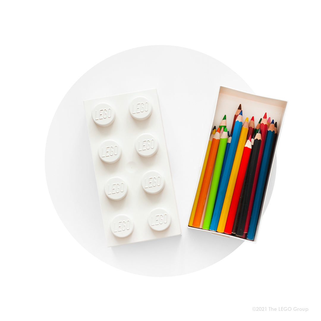 Lunchbox klocek LEGO w kształcie białego klocka, otwarty z kolorowymi kredkami w środku