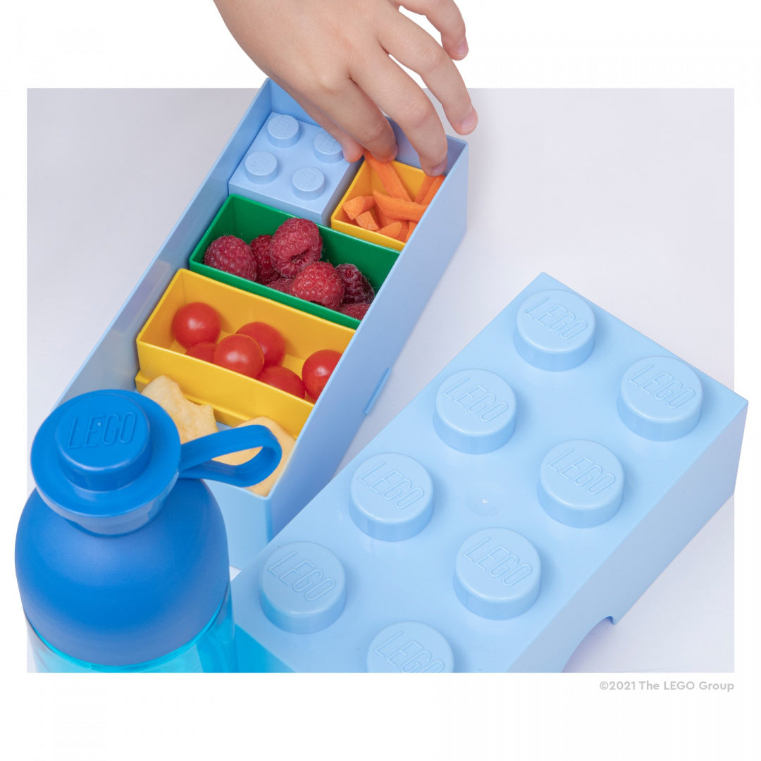 lunchbox klocek LEGO jasnoniebieski z trzema przegródkami wypełnionymi owocami i warzywami