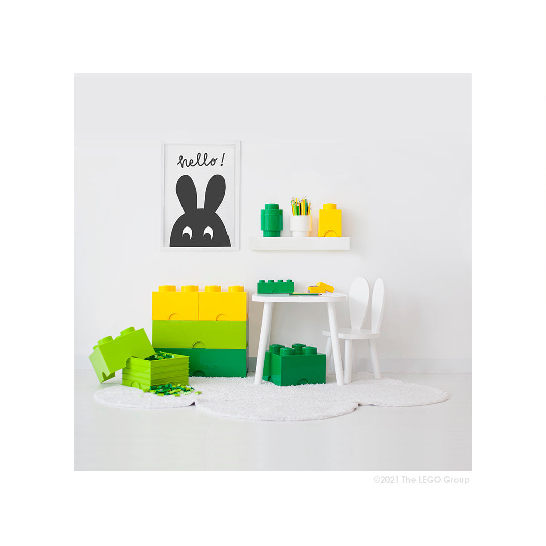 lunchbox LEGO zielony z klocków w dziecięcym pokoju z białym stolikiem i krzesełkiem