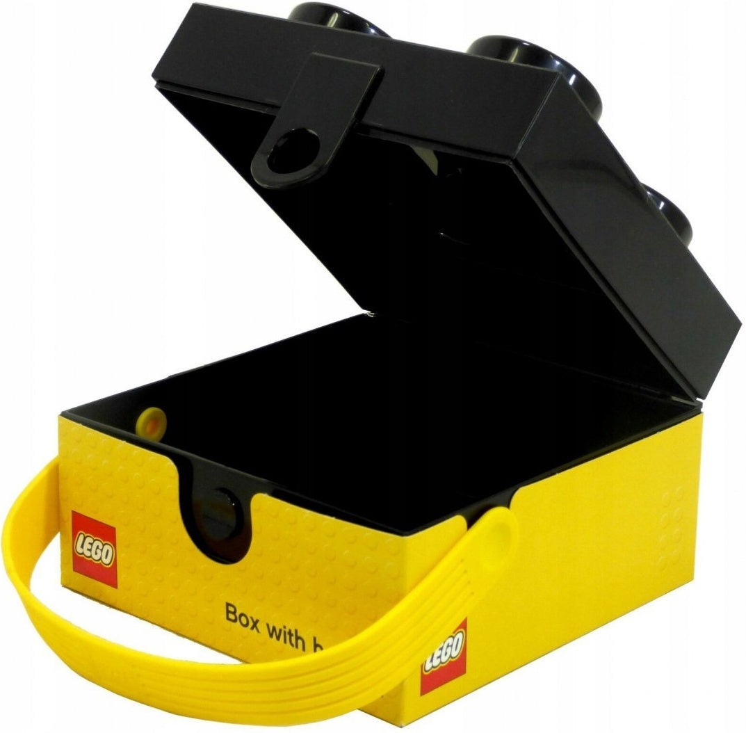 Lunchbox LEGO czarny z żółtym spodem i kolorowym uchwytem na przekąski