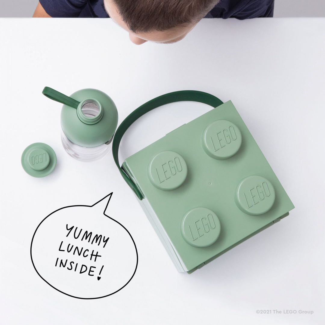 Lunchbox klocek LEGO w zielonym kolorze z dopasowaną butelką na napój od BV JACOB COMPANY