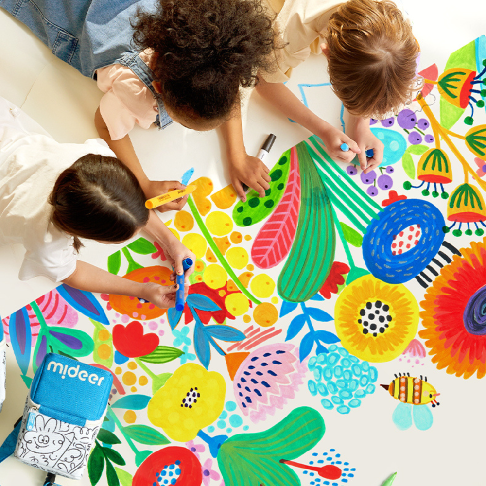 Dzieci malujące kwiaty i wzory na dużym arkuszu papieru markery akrylowe 12 kolorów