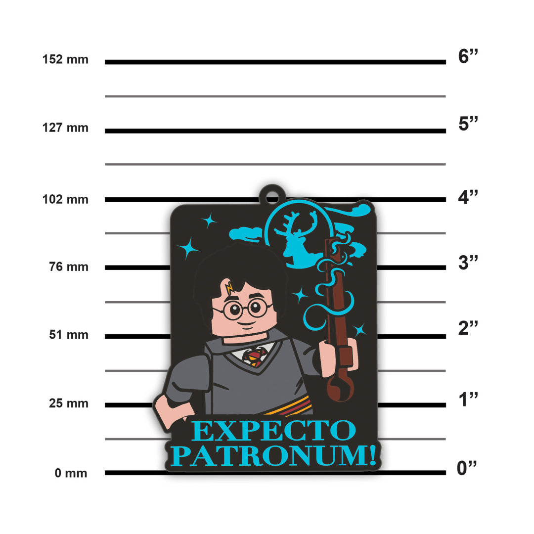 Magnes Harry Potter LEGO z wizerunkiem postaci i napisem Expecto Patronum na czarnym tle