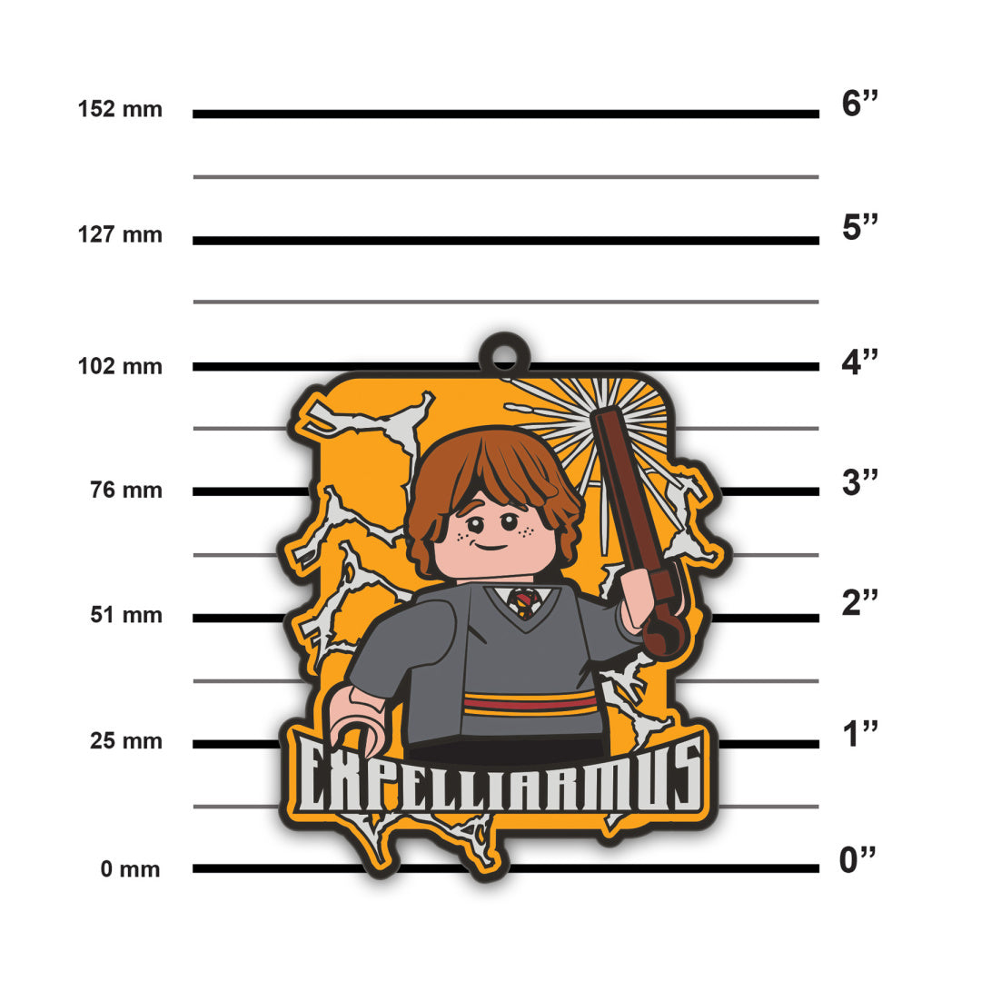 magnes LEGO Harry Potter Ron Weasley z różdżką i napisem Expelliarmus na pomarańczowym tle