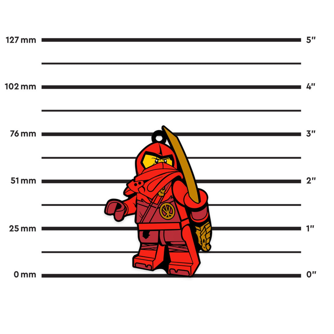 Magnes LEGO Ninjago Kai czerwona figurka ninja z mieczem na tle miarki wielkości