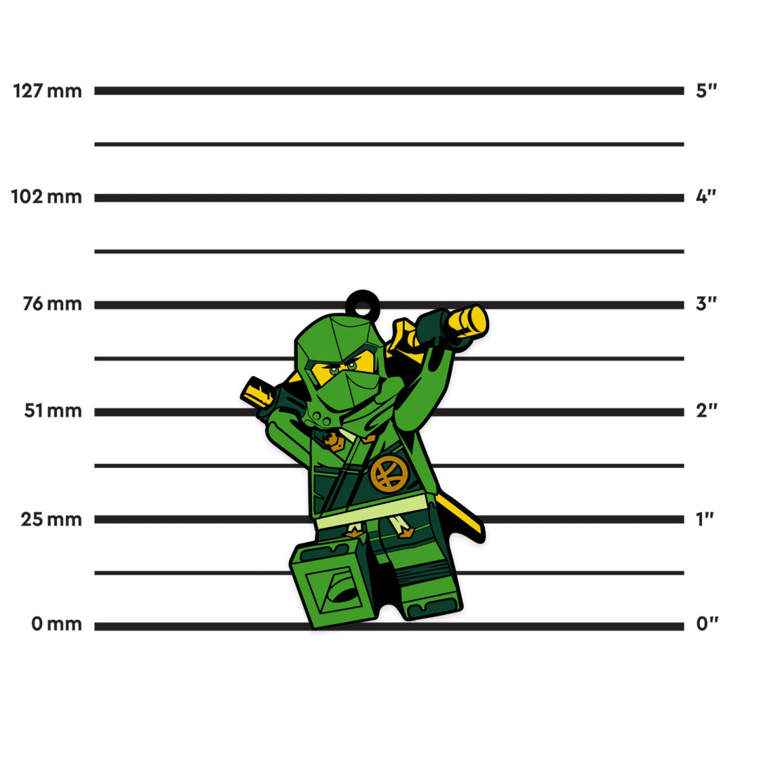 Magnes LEGO Ninjago Lloyd w kształcie zielonej postaci ninja na białym tle z miarką w milimetrach