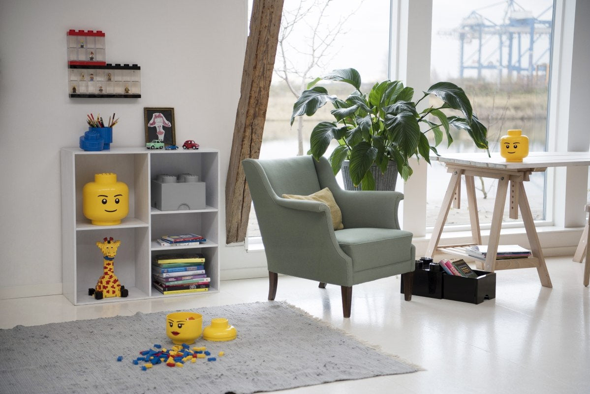 Pojemnik LEGO głowa dziewczynka w nowoczesnym salonie do przechowywania klocków LEGO