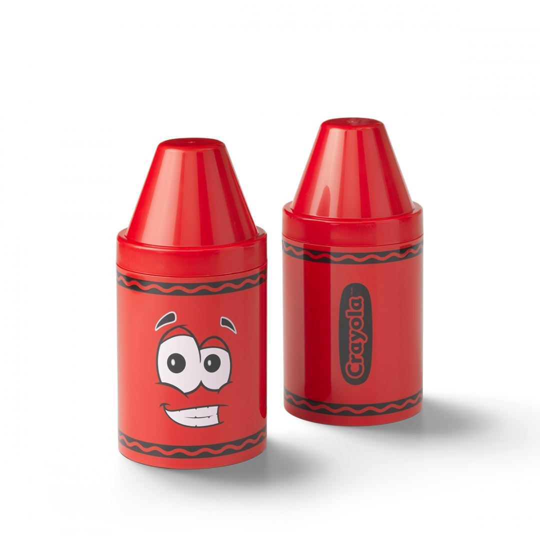 Mały pojemnik Crayola czerwony w kształcie kredki z nadrukiem twarzy i logo Crayola