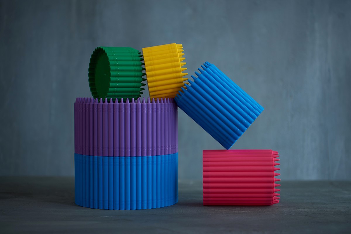 mały przybornik Crayola czerwony i kolorowe pojemniki na biurko na szarym tle