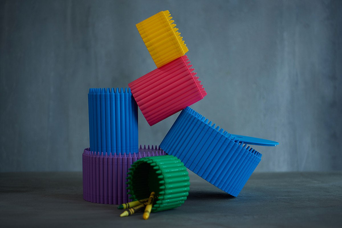 Przybornik Crayola fioletowy i inne kolorowe pojemniki na kredki do organizacji biurka