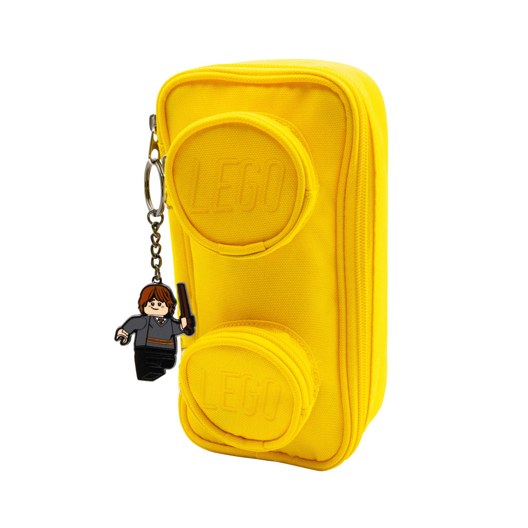 Żółty piórnik LEGO z brelokiem LEGO Harry Potter Ron Weasley zawieszonym na zamku błyskawicznym