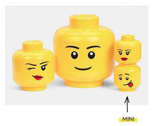 Pojemnik LEGO głowa chłopiec w żółtym kolorze z uśmiechniętą twarzą i dodatkowymi minipojemnikami