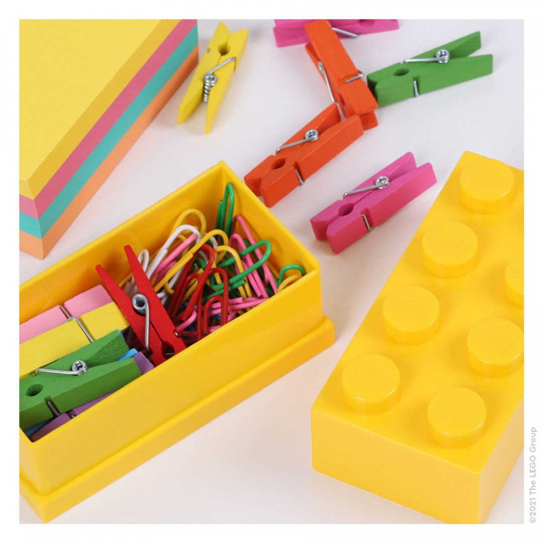 Żółte minipudełko LEGO 8 żółte z kolorowymi spinaczami i karteczkami do biura