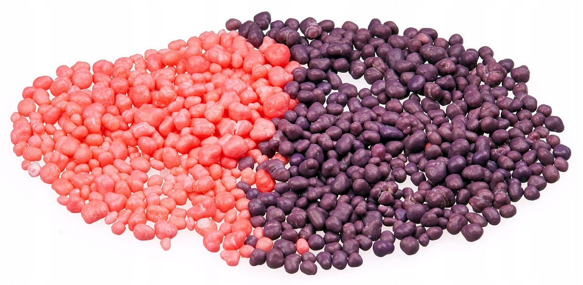 Doces coloridos de morango e uva nerds em dois sabores roxo e rosa