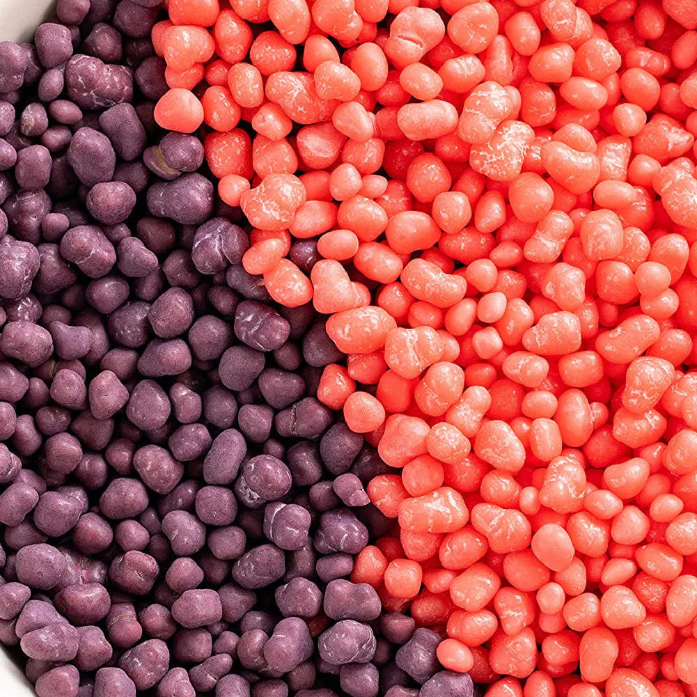 Doces coloridos de morango e uva nerds em tons de roxo e vermelho, close-up