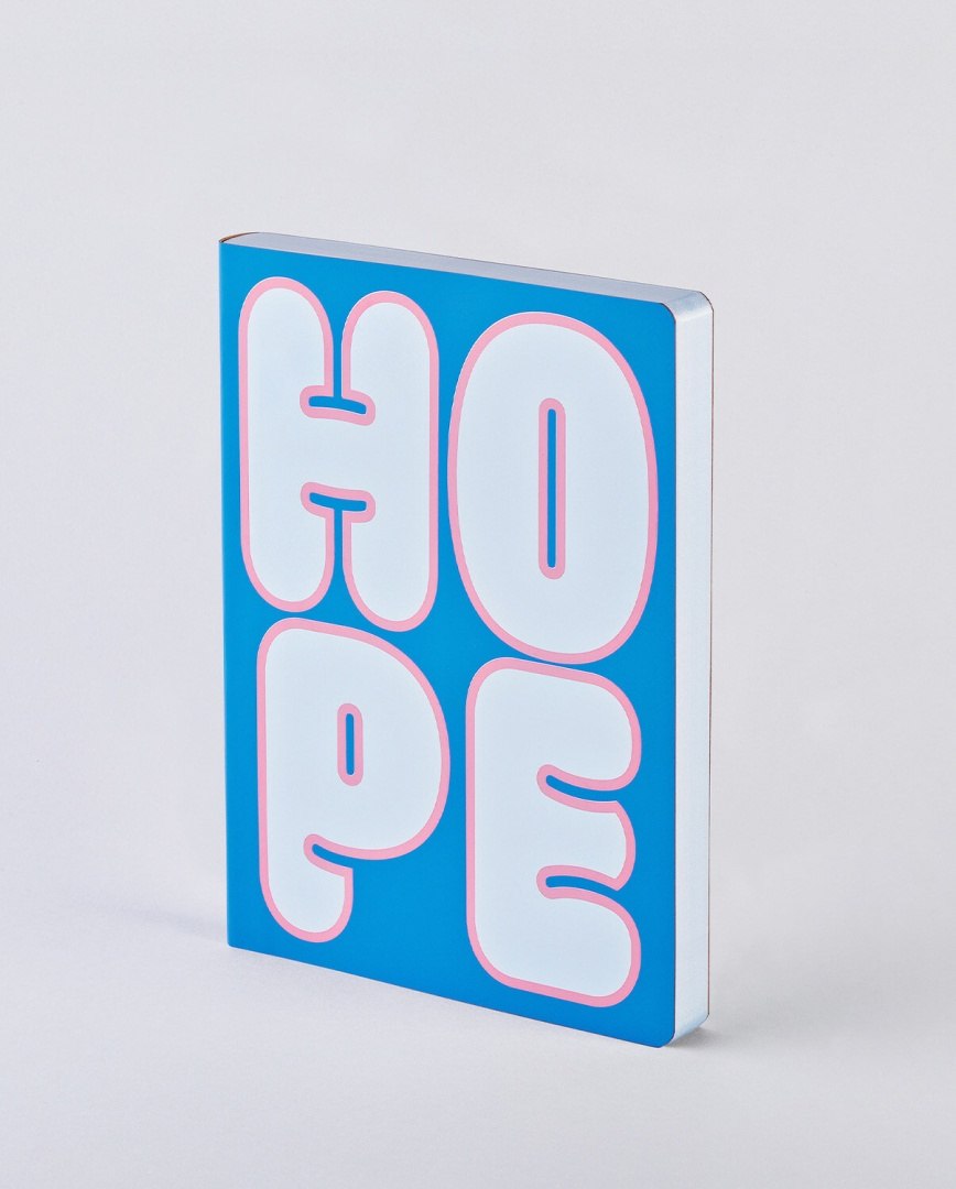 Notatnik graphic L hope z niebieską okładką i dużymi białymi literami HOPE
