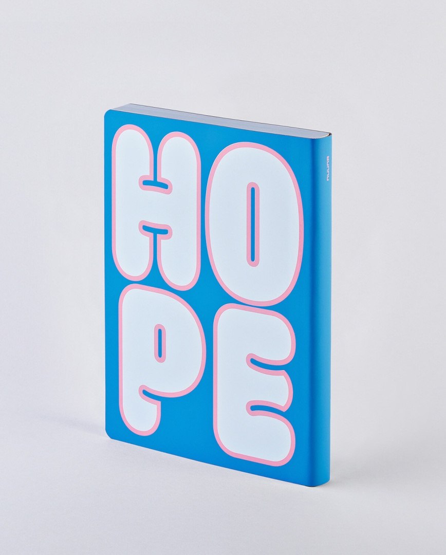 Notatnik graphic L hope w niebieskiej okładce z dużymi białymi literami HOPE firmy BV JACOB COMPANY