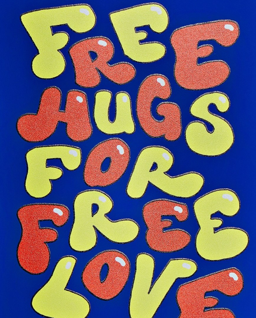 Kolorowy notatnik Free Hugs z dużymi literami na granatowym tle od BV JACOB COMPANY