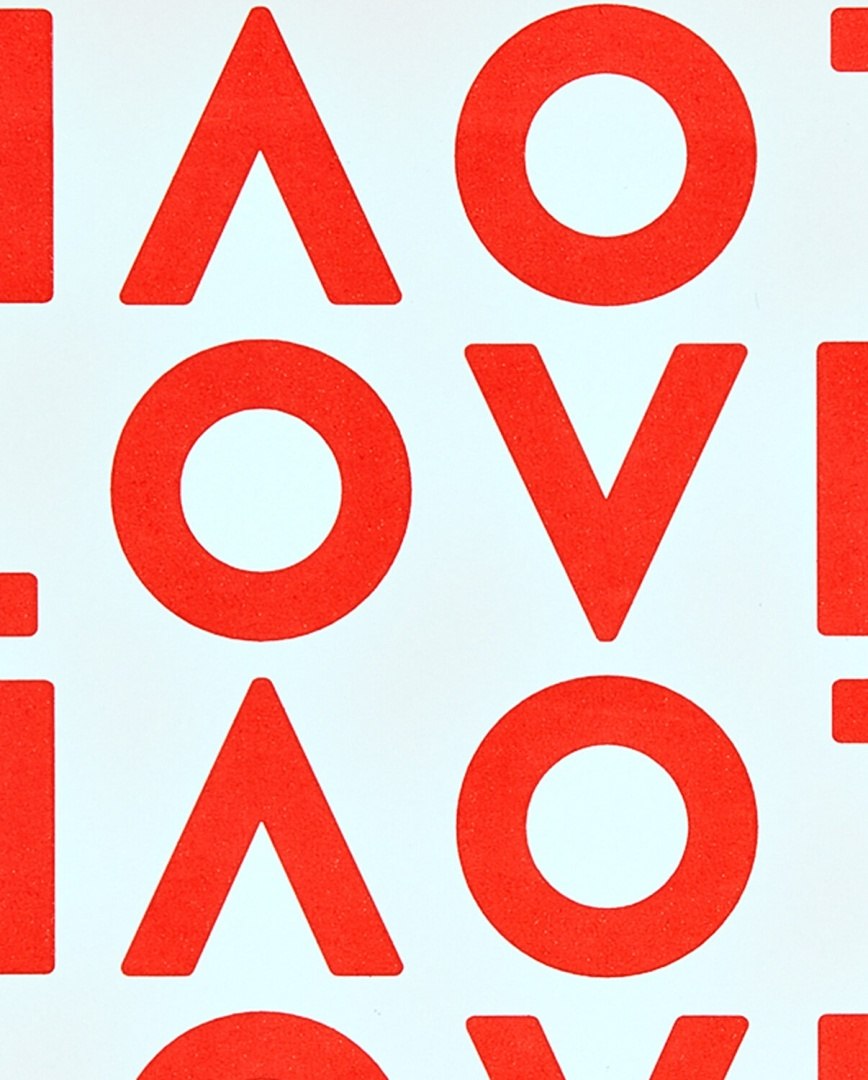 Okładka notatnika love z czerwonym napisem love na białym tle od BV JACOB COMPANY