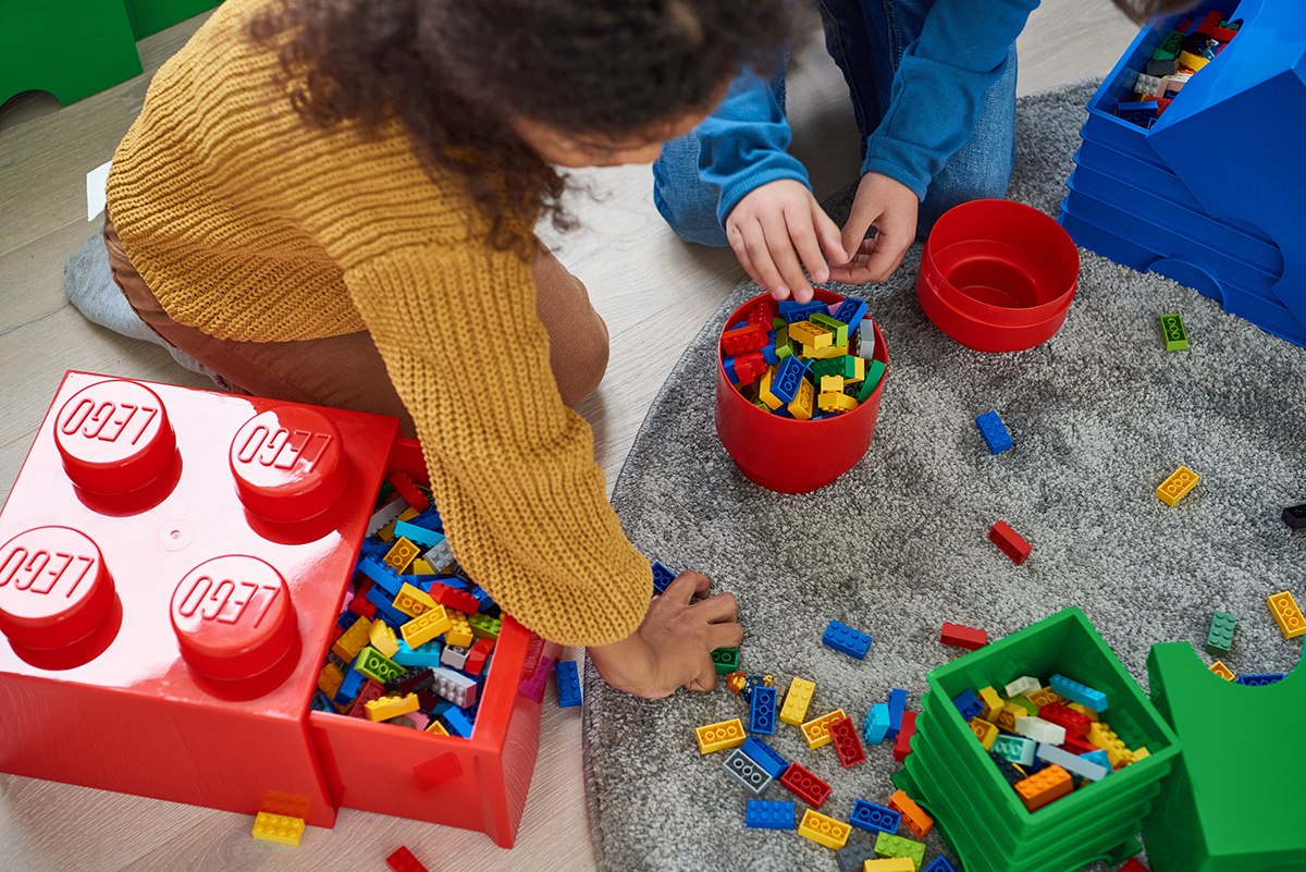 Pojemnik klocek LEGO czerwony z kolorowymi klockami do zabawy dla dzieci