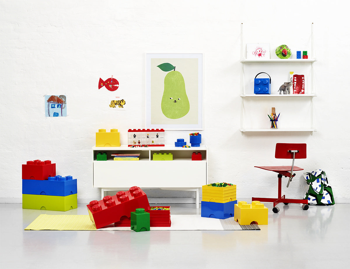 Pojemnik LEGO okrągły niebieski w nowoczesnym pokoju dziecięcym z dużymi kolorowymi klockami