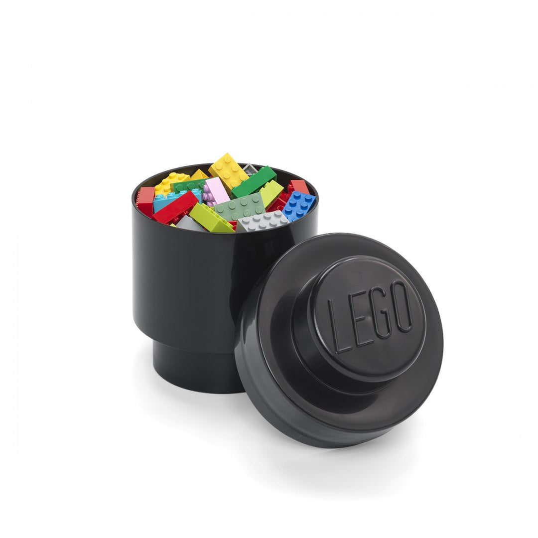 Okrągły pojemnik LEGO czarny z wyjmowaną pokrywką i kolorowymi klockami LEGO w środku