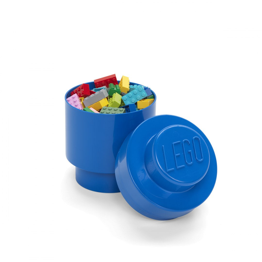 Niebieski pojemnik LEGO okrągły z pokrywką w kształcie klocka wypełniony kolorowymi klockami LEGO