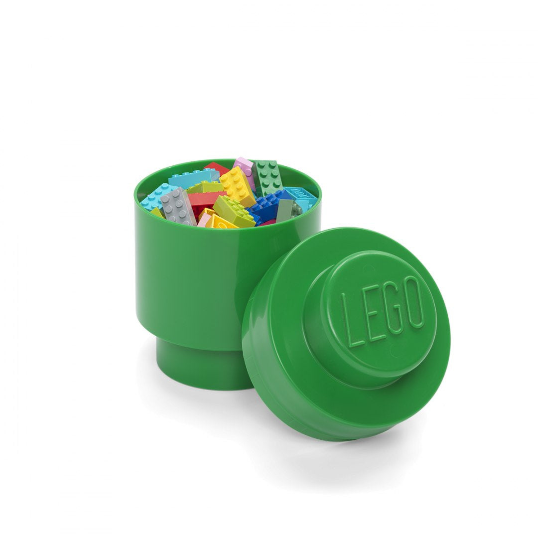 Okrągły pojemnik LEGO zielony z logo LEGO na pokrywce wypełniony kolorowymi klockami